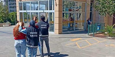 Kahramanmaraş’ta polis ekipleri tarafından düzenlenen operasyonda zehir taciri oldukları tespit edilen 3 kişi tutuklandı.