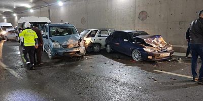 Kahramanmaraş’ta 13 aracın karıştığı zincirleme trafik kazasında 1 kişi yaralandı.