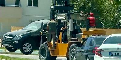 Kahramanmaraş’ta şehir trafiğinde otomobili forkliftle taşıyan sürücü