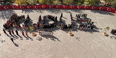 Kahramanmaraş’ta öğrenciler dev Türk bayrakları açtı