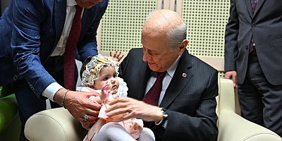 MHP Lideri Devlet Bahçeli’nin sosyal medyada viral olan bir bebekle geçirdiği sevimli