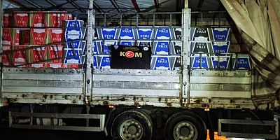 polis ekipleri tarafından şüphe üzerinde durdurulan kamyonette 5 milyon 550 bin paket kaçak makaron ele geçirilirken sürücü gözaltına alındı.