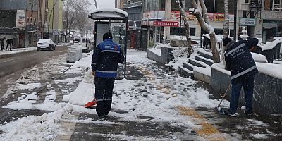 KAR YAĞIŞI SONRASI YAYA VE ARAÇ TRAFİĞİNDE GÜVENLİK İÇİN BÜYÜKŞEHİR SAHADA