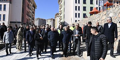Şehir genelinde yapımı tamamlanan ve devam eden kalıcı konutları yerinde inceleyen İçişleri Bakan Yardımcısı Münir Karaloğlu