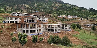 KAYA DÜŞMESİ NEDENİYLE TAŞINAN KÖYÜN DEPREM KONUTLARI HIZLA YÜKSELİYOR