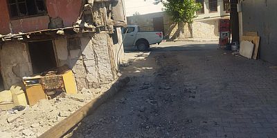 KAYABAŞI MAHALLESİ'NDE PARKE TADİLAT ÇALIŞMALARI TÜM HIZIYLA DEVAM EDİYOR