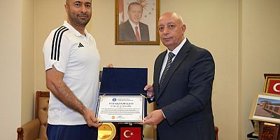 KİÜ’YE MİLLİ GURUR: ÖĞR. GÖR. HARUN JİRA’NIN GÖREV ALDIĞI U16 ÇİM HOKEYİ MİLLİ TAKIMI AVRUPA ŞAMPİYONU OLDU!