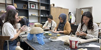 KURSİYERLER KAMEK’İN SERAMİK ATÖLYESİNDE KENDİ SANAT ESERLERİNİ ÜRETİYOR