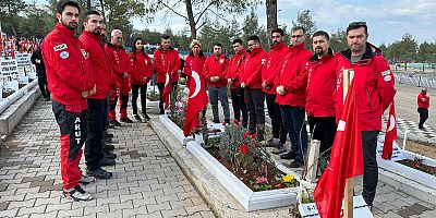 KURTARMA EKİPLERİ DEPREM ŞEHİTLERİNİ ANDI