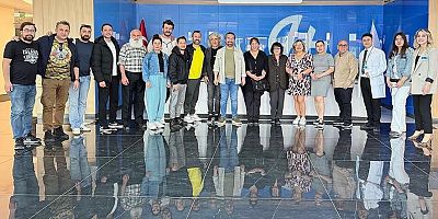MELEK BAYKAL VE TİYATRO EKİBİ HG HOSPİTAL’I ZİYARET ETTİ