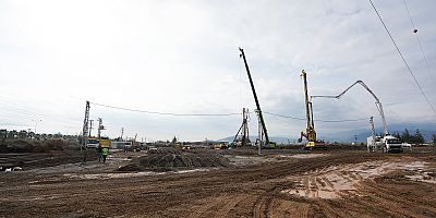 Sağlık altyapısının güçlendirilmesi noktasında Sağlık Bakanlığı tarafından otogar yanında hayata geçirilen 400 yatak kapasiteli Merkez Acil Durum Hastanesi’nin inşası hummalı bir şekilde sürüyor.