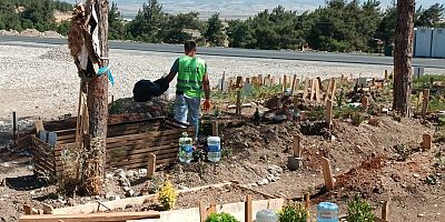 MEZARLIKLAR BAYRAMA HAZIRLANIYOR