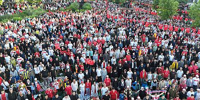 MİLLİ HEYECAN DEV EKRANDA YAŞANDI; DÜNYA KUPASI COŞKUSU MİLLET BAHÇESİNE TAŞTI