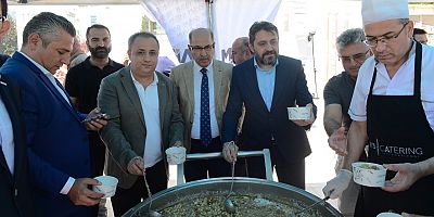 MİLLİ İRADE MEYDANI’NDA BİNLERCE KİŞİYE AŞURE İKRAMINDA BULUNULDU