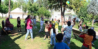 Kahramanmaraş Büyükşehir Belediyesinin Çocuk Sanat Merkezi’nde de birbirinden renkli ve eğlenceli atölyeler miniklerle buluşmaya devam ediyor.
