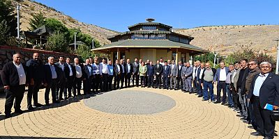 Büyükşehir Belediyesinin mahallelerin taleplerine çözüm üretmek amacıyla gerçekleştirdiği Muhtarlar Buluşması’nın yeni durağı Türkoğlu oldu. Mahalle muhtarları