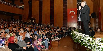Kahramanmaraş Büyükşehir Belediyesinin Ramazan etkinlikleri çerçevesinde sahne alan sevilen sanatçı Mustafa Cihat