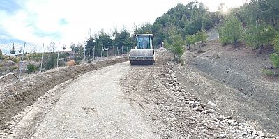 ONİKİŞUBAT BELEDİYESİ, KUMLAMA ÇALIŞMALARIYLA KIRSALDA YOL KONFORUNU ARTIRIYOR