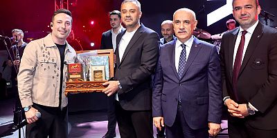 ONİKİŞUBAT GENÇLİK FESTİVALİ’NİN İLK KONSERİNDE OĞUZHAN KOÇ SAHNE ALDI