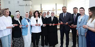 ONİKİŞUBAT’TA DEPREMZEDE KADINLARIN SERAMİK SERGİSİ RESMEN AÇILDI