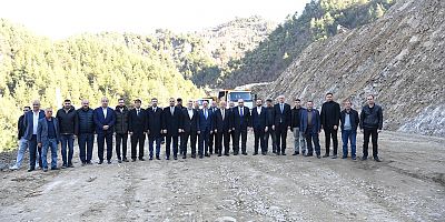Onikişubat ile Andırın ilçeleri arasındaki ulaşımı önemli ölçüde kısaltacak olan Karasu Grup Yolu’nun yapım çalışmaları hızla devam ediyor.