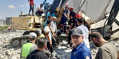 Kahramanmaraş’ta 6 Şubat depremlerinde hasar gören binaların yıkımı sırasında yaşanan kaza sonrası İş makinesi ile duvarın altında kaldı.