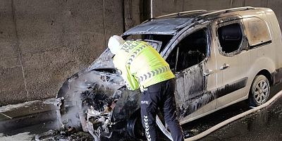 OTOMOBİL ALEV TOPUNA DÖNDÜ 