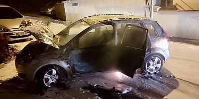 Kahramanmaraş’ta otomobilde çıkan yangın gece yarısı çevrede paniğe neden oldu.