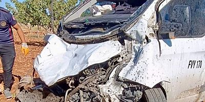 PAZARCIK’TA HAFİF TİCARİ ARAÇ TARLAYA UÇTU: 2 YARALI