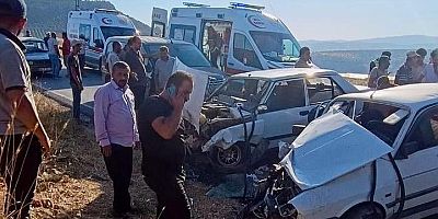 PAZARCIK’TA İKİ OTOMOBİL KAFA KAFAYA ÇARPIŞTI: 3 YARALI