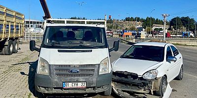 Kahramanmaraş’ın Pazarcık ilçesinde otomobil ile park halindeki kamyonete  çarpışması sonucu 3 kişi yaralandı.