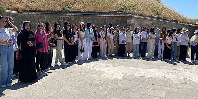 Kahramanmaraş Büyükşehir Belediyesinin gençlere yönelik düzenlediği Pusula Maraş Gezileri’nin yeni durağı Çanakkale oldu. Gençler