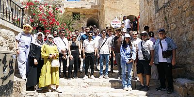 Kahramanaraş Büyükşehir Belediyesi tarafından Pusula Maraş kapsamında gençlere yönelik hayata geçirilen gezi programının ilk durağı Mardin oldu.