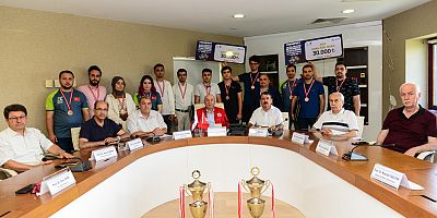 REKTÖR YASIM TEKNOFEST 2023’TEN ÖDÜLLE DÖNEN PROJE EKİPLERİNİ TEBRİK ETTİ