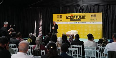 ŞAİR NURULLAH GENÇ, KİTAP FUARI’NDA ŞİİR VE EDEBİYATI ANLATTI