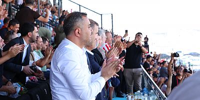 SAVAŞAN ŞAHİNLER, DÜNYANIN EN BÜYÜK TÜRK BAYRAĞINI GÖSTERİ UÇUŞUYLA SELAMLADI