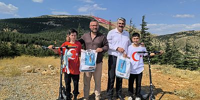 SCOOTERLARINI BAYRAK SEVGİSİ İÇİN SÜRDÜLER, ZİRVEDE DÜNYANIN EN BÜYÜK AY YILDIZIYLA BULUŞTULAR