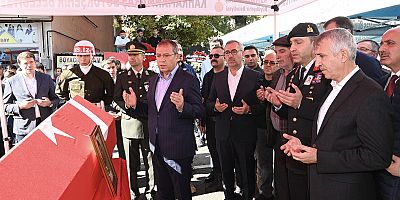 Görev yaptığı Van’ın Başkale ilçesinde şehit olan Ulaştırma Sözleşmeli Er Samet Bektaş’ın Göksun’da düzenlenen cenaze törenine katılan Başkan Güngör