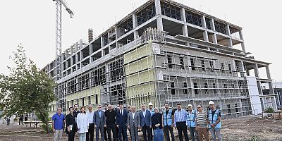 AK Parti Kahramanmaraş Milletvekilleri ve İl Başkanı ile Necip Fazıl Şehir Hastanesi yanında inşası devam eden sağlık kompleksinde incelemelerde bulunan Başkan Güngör