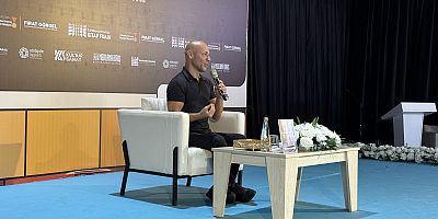 SEVİLEN YAZAR KAHRAMAN TAZEOĞLU, KAFUM’DA OKURLARIYLA BİR ARAYA GELDİ