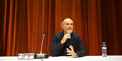 Okur – Yazar Buluşması programında Kahramanmaraşlı edebiyatseverlerle bir araya gelen Yazar Tarık Tufan