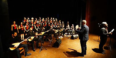 TÜRK HALK MÜZİĞİ KOROSU SÖYLEDİ, MÜZİKSEVERLER EŞLİK ETTİ