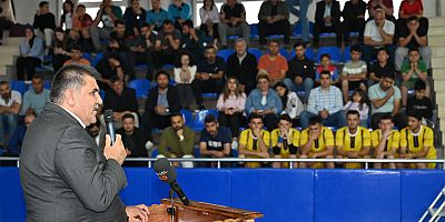 Türkoğlu’nda kurumlar ile mahalleler voleybol turnuvasında bir araya geliyor. Organizasyonu Türkoğlu Kaymakamlığı ile yapan Türkoğlu Belediye Başkanı Mehmet Karaca; “Bu turnuva hem kardeşlik duygusunu