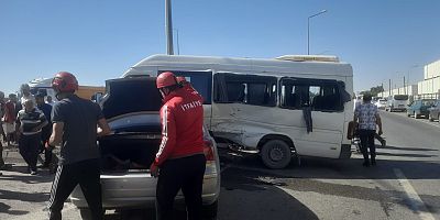 TÜRKOĞLU’NDA MİNİBÜS İLE OTOMOBİL ÇARPIŞTI: 8 YARALI