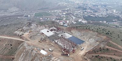 Şehrin sağlık altyapısını güçlendirmek için Sağlık Bakanlığı tarafından Türkoğlu’nda hayata geçirilen acil durum hastanesinin inşası hızla sürüyor. Başkan Hayrettin Güngör