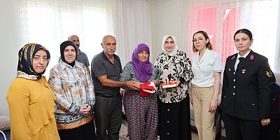 VALİ MÜKERREM ÜNLÜER’İN EŞİNDEN ŞEHİT AİLESİNE ZİYARET