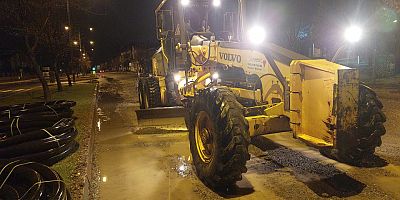 YAĞIŞ SONRASI BOZULAN YOLLARA BÜYÜKŞEHİR’DEN HIZLI MÜDAHALE