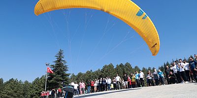 YALNIZ ARDIÇ’TA GÖKYÜZÜ RENKLENDİ, FESTİVALİNİN İLK GÜNÜ COŞKUYLA TAMAMLANDI