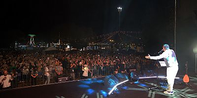 YAVUZ BİNGÖL SÖYLEDİ, MÜZİKSEVERLER EŞLİK ETTİ