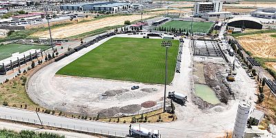 Kahramanmaraş Büyükşehir Belediyesi ve Spor Toto Teşkilat Başkanlığı iş birliğiyle şehre kazandırılan futbol sahasının yapımı büyük bir hızla sürüyor.